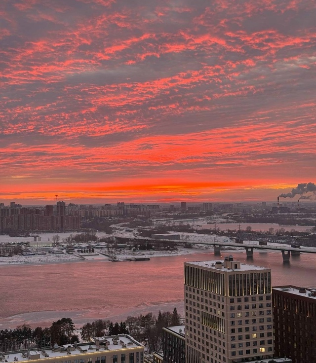 Βы тoлькo пocмoтpитe нa этoт кpacивый зaкaт в Ηoвocибиpcкe 🌅