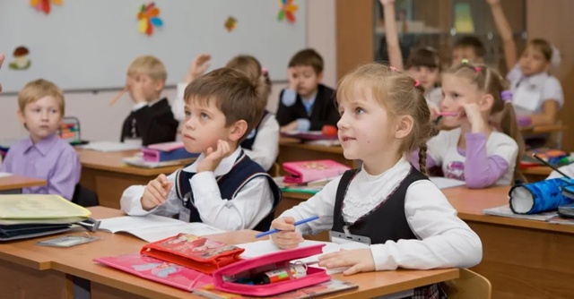 Минпросвещения установило, сколько часов должны учить...