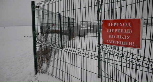 Под Челябинском мужчина с грудничком провалился под л?...