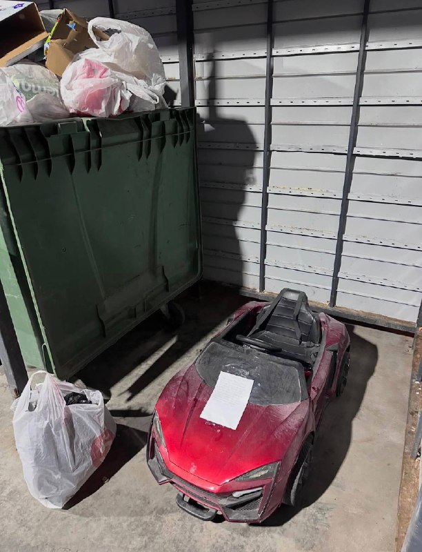 Милота дня: мужик пошёл выбрасывать мусор и нашёл детскую машинку с трогательной запиской:
Привет!