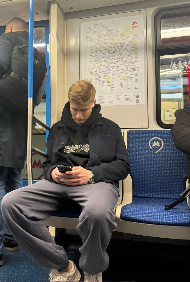 Видела парня в метро 15 октября, вышел на филях в 19:50
Пом?...