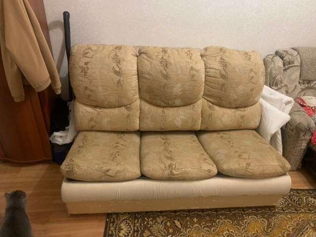 Отдам даром диван раскладной с матрасом.Самовывоз