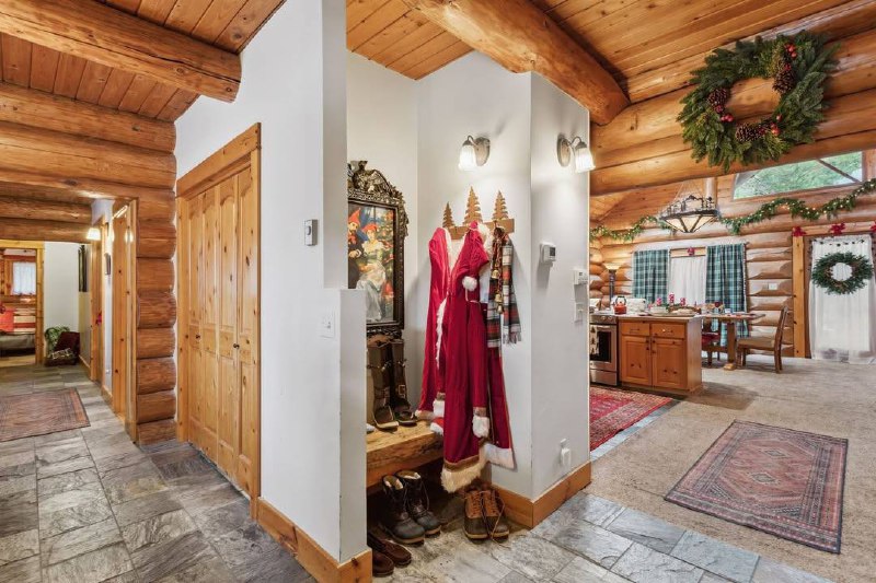 Дом Санта-Клауса продают на Северном полюсе за €1,000,000.
За эти деньги вы получите: резиденцию 2