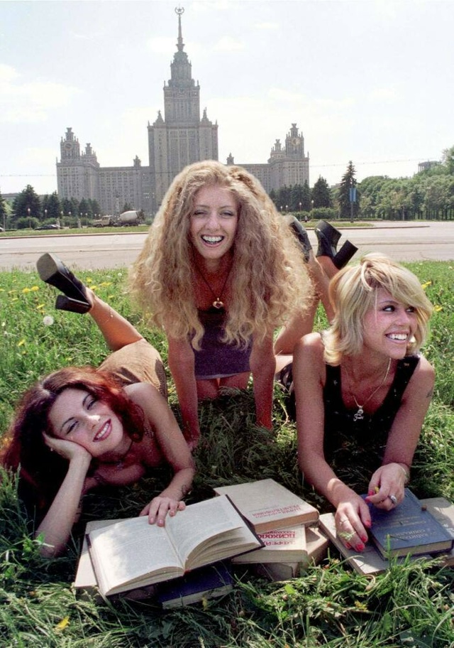 Дeвушки из группы «Лицей». Москва, конец 1990-х.