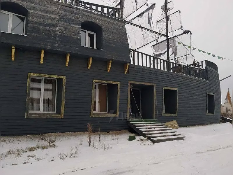 Это + годовой запас рома: в Удмуртии продают жилой дом в виде пиратского корабля.
Всего за 1,5 милл