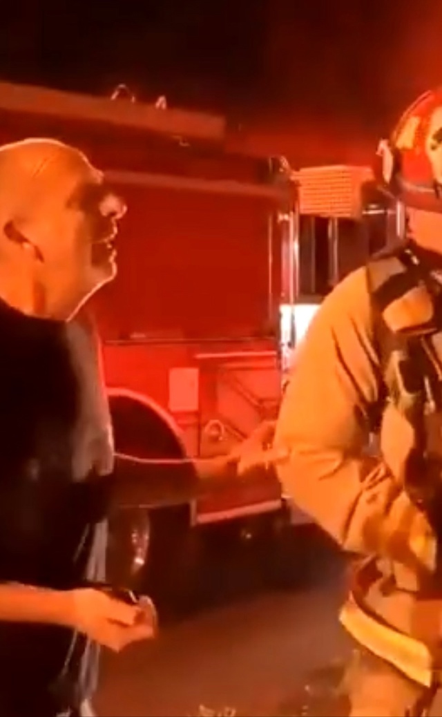 В сети обсуждают видео, на котором мужчина не может сде...