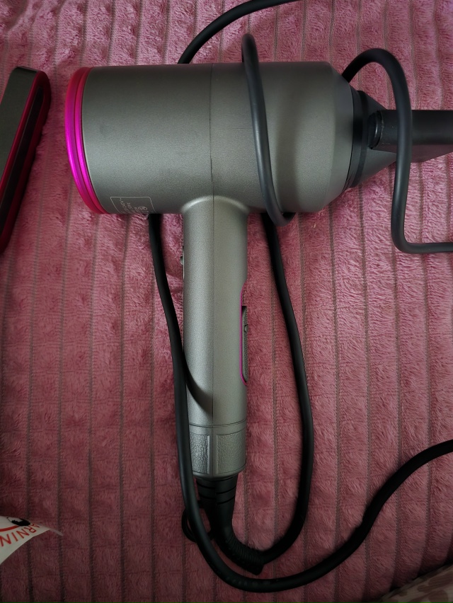 Продам фен - 1000р /слабовато держится насадка/
Утюжок - 15...