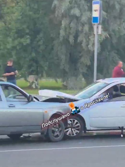 Тройное ДТП сейчас. У одного из мужчин лицо в крови. Сра...