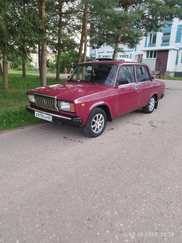 Продаю ВАЗ 2107 двигатель работает как часы, и очень бодр...