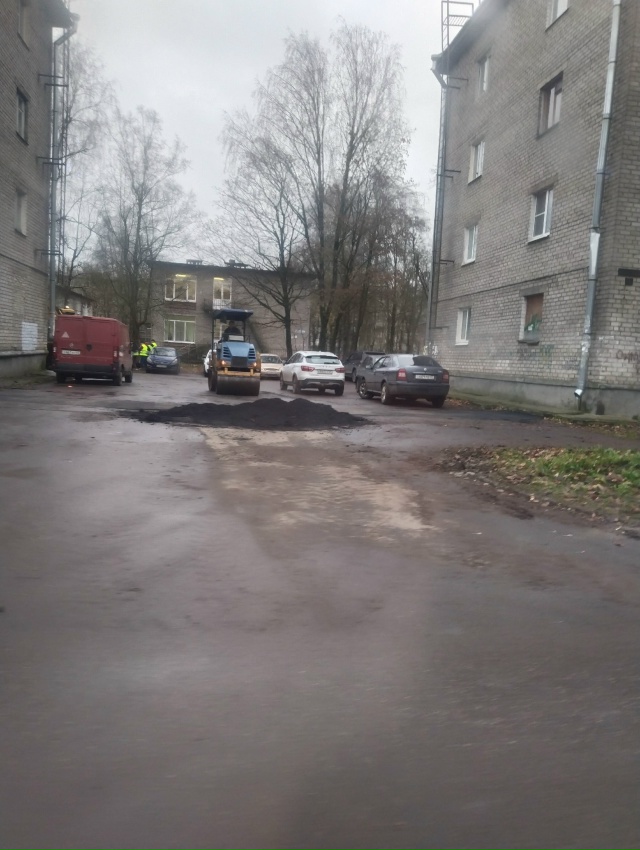 Вчера укладывали асфальт после замены труб , машина с а...