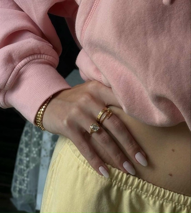 💍 На «том самом» пальце у девушки красуется кольцо с к...