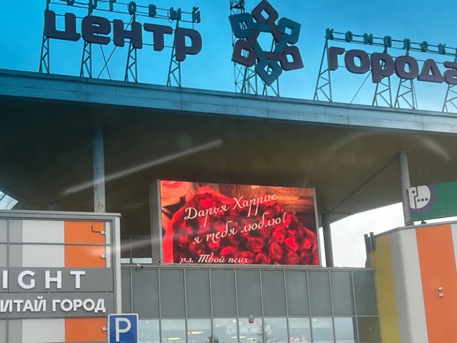 А парнишка ее походу реально любит.