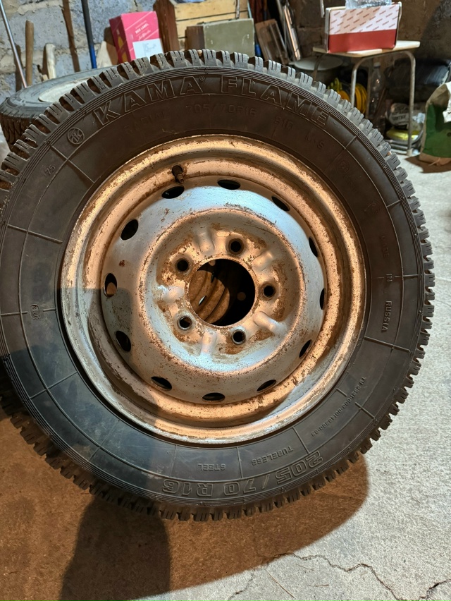 Стартер 2115 НОВЫЙ не ставился - 3500р
1 баллон на ниву R16 - 350...