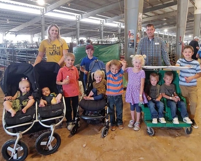 Эта женщина всегда беременна.
Кортни уже родила 11 дете...