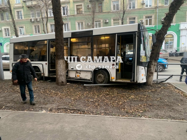 Автобус врезался в дерево. Улица Масленникова