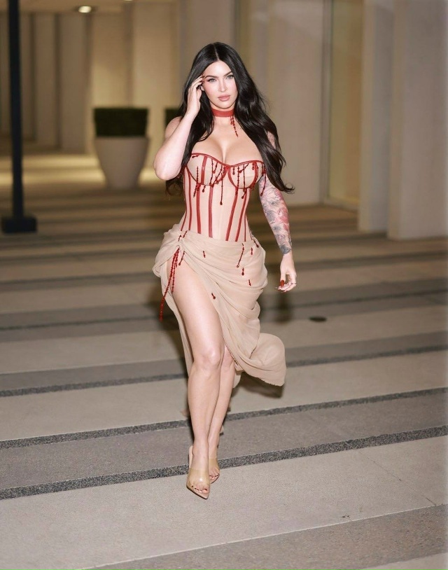 Меган Фокс впервые после рождения ребенка от MGK вышла в...