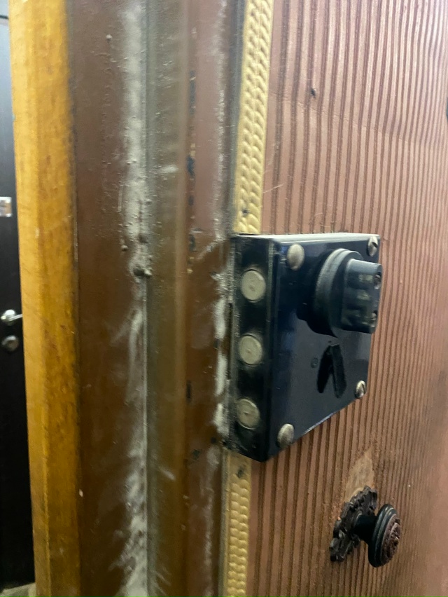 отдам металлическую дверь, самовывоз механический СРО...