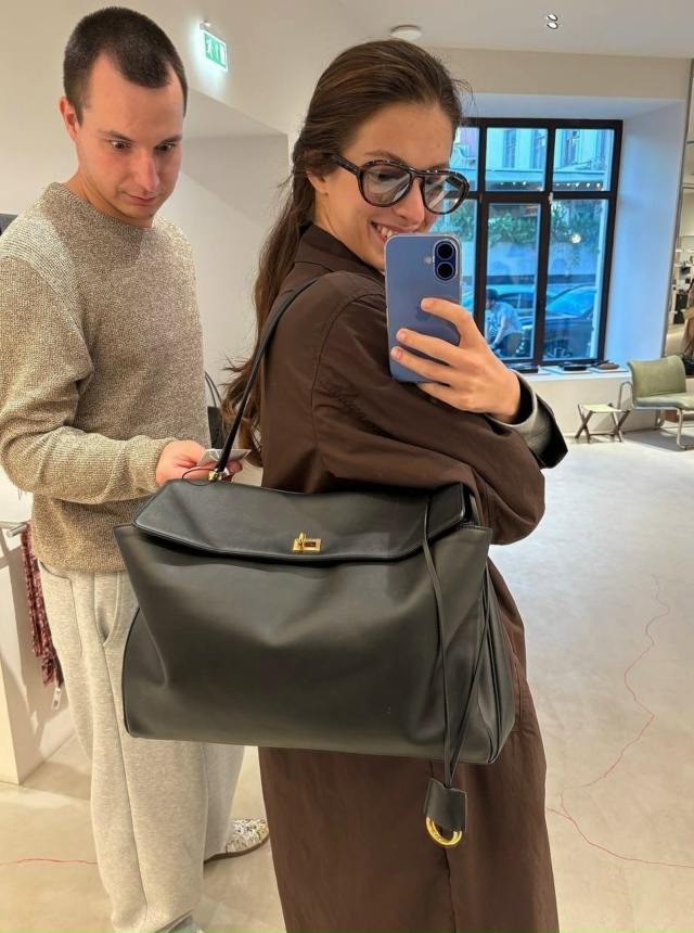 Главное что она довольна и не важно сколько это стоит