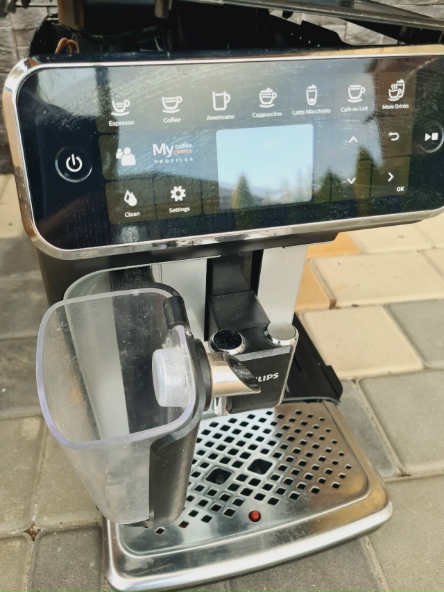 Отдам кофе машину на запчасти: нет контейнера для воды ...