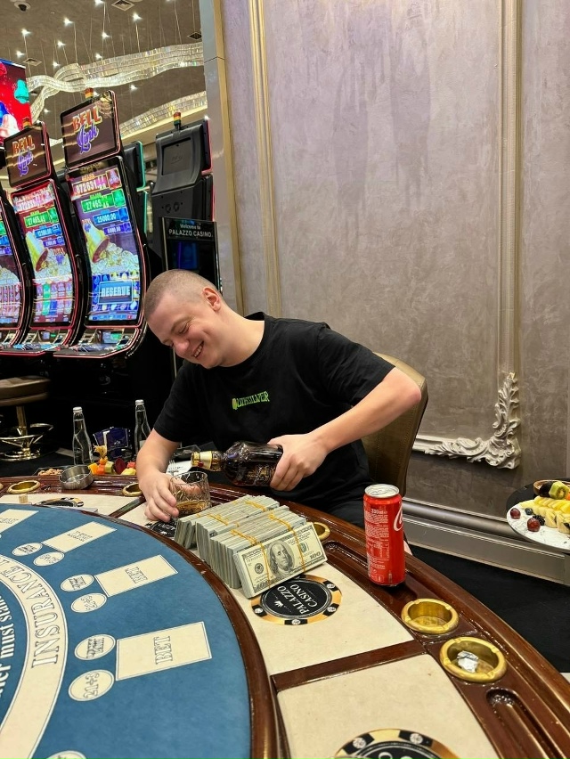 💸 Мажор слил по 7 000₽ каждому в LuckyDuck!
🟥 В прямом эфире...