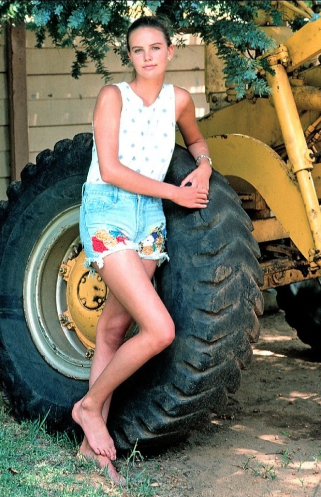 Ещё совсем юная, Шарлиз Терон в 1990-е годы.