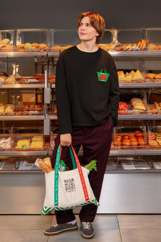 С «Пятёрочкой» модно быть собой: торговая сеть выпустила мерч для зумеров и с ноги ворвалась в мир с