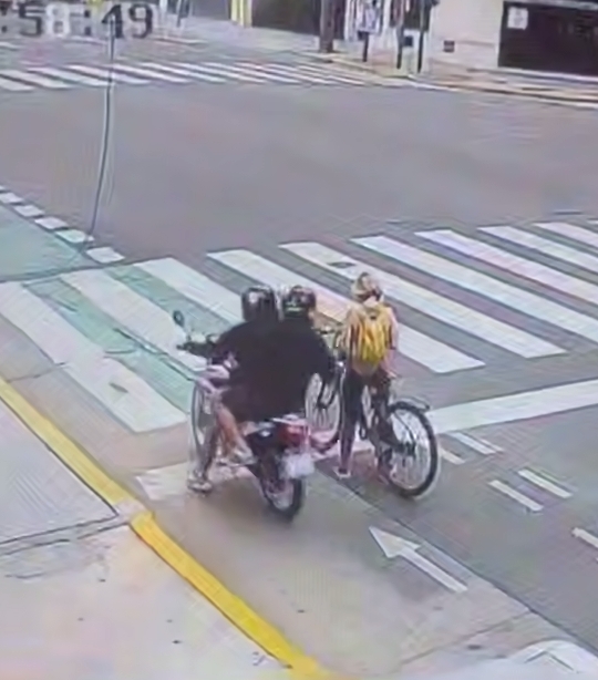 В Аргентине двое мужчин на мотоцикле решили ограбить д...