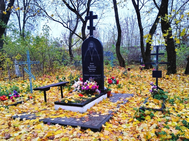 Говорят, божественная сила
Город не покинет до конца,
?...