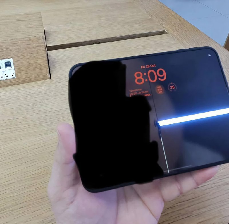 У нового iPhone Duo экран умирает в одном и том же месте — на сгибе
За складным айфоном собрались о