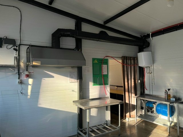 На трассе около магазина байрам сдается в аренду помещ...