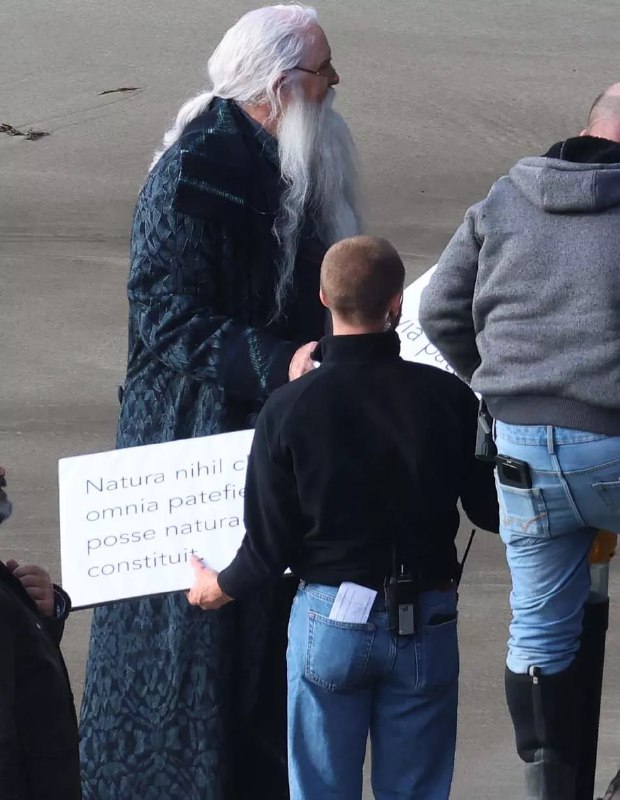 Появились первые фото Джона Литгоу в роли профессора Дамблдора — съёмки сцены для сериала HBO о Гарр