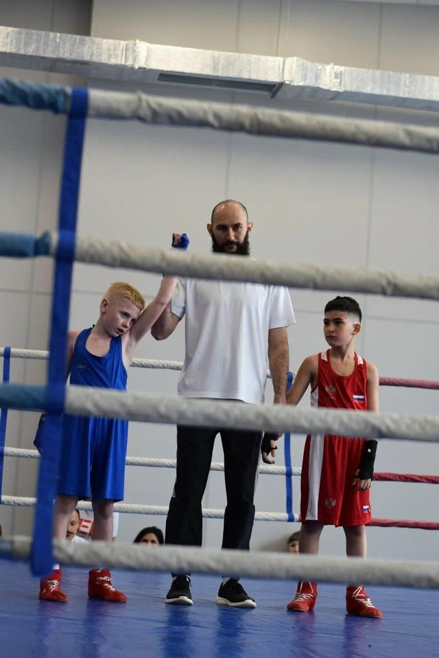 Бокс- это не про драку - это про характер .
Бокс учит не б...