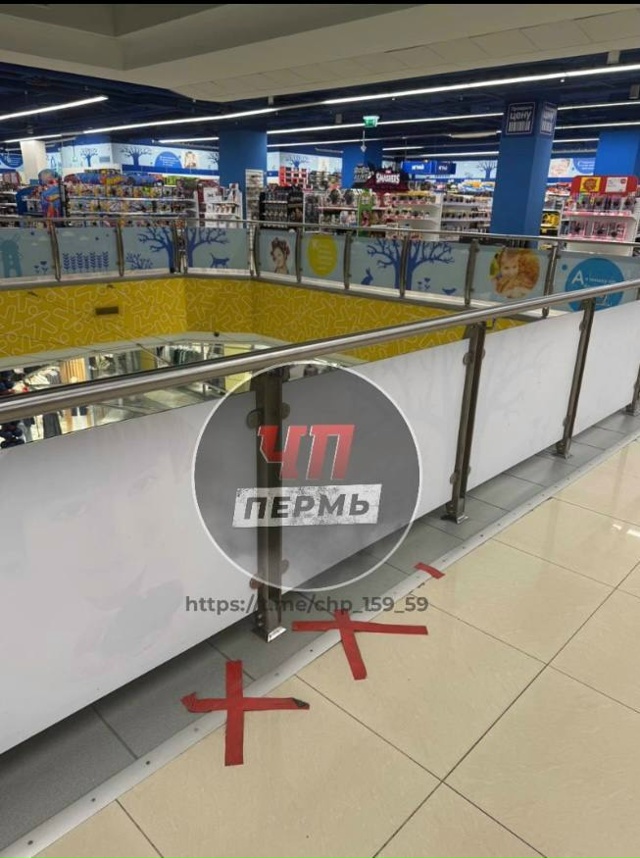 🤬😱 Ребенок чудом не упал с 4 этажа в «Семье»: в ТРК на ?...