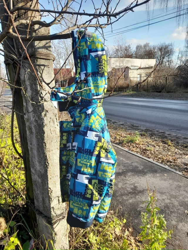 Добрый день.Напротив хлебозавода, на дереве, висит дет?...