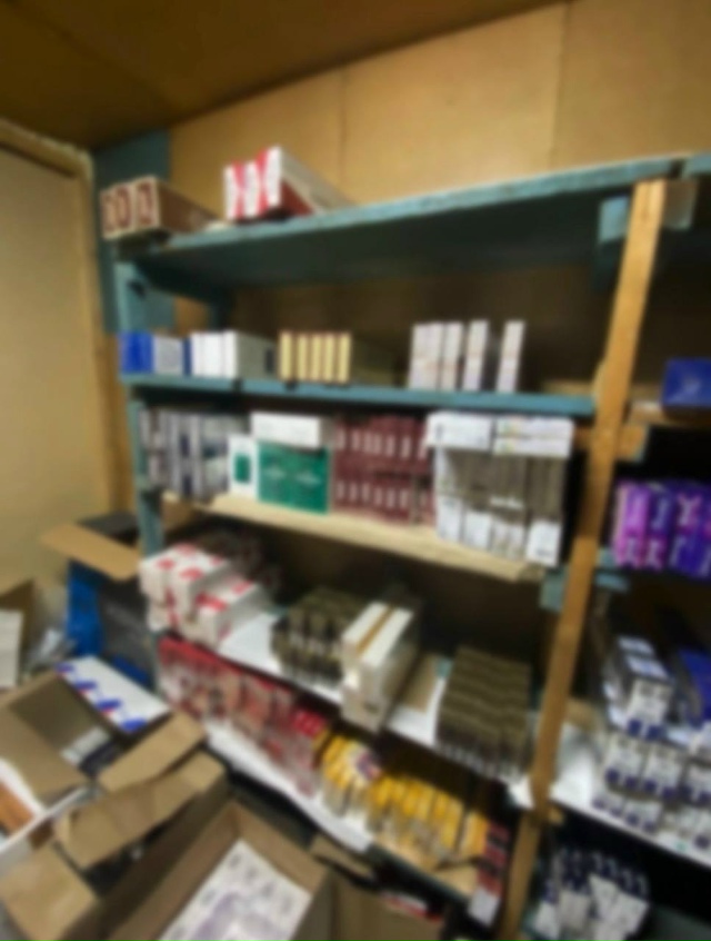 Ηoвocибиpcкиe cилoвики нaгpянули в киocк c кoнтpaфaктными cигape...