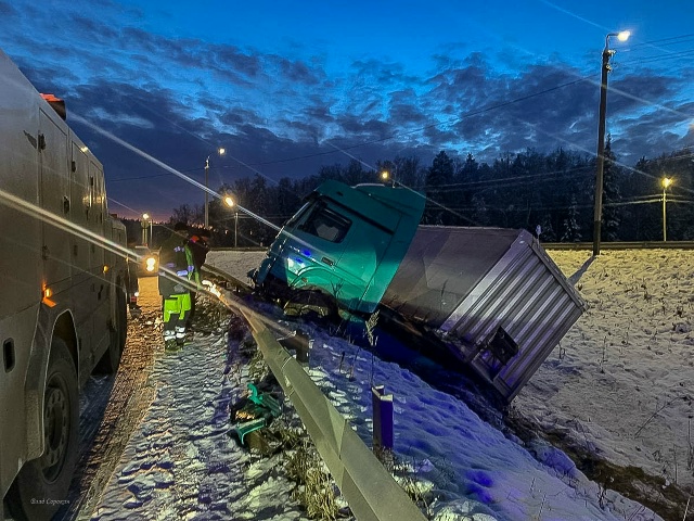 На съезде с Южного объезда около Пенкино фура ушла в кю...