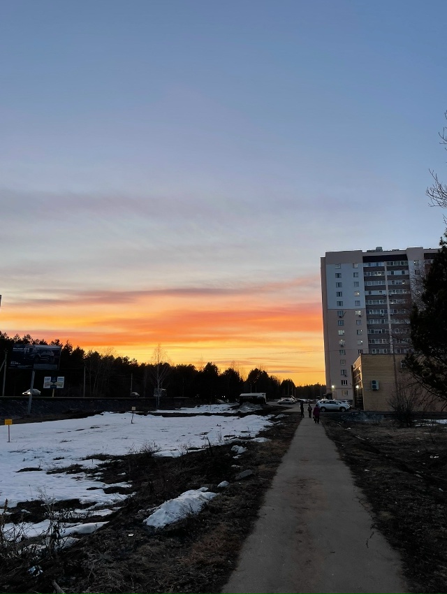 Парень, живущий на НБШ, который ходит по дому в трусах и...