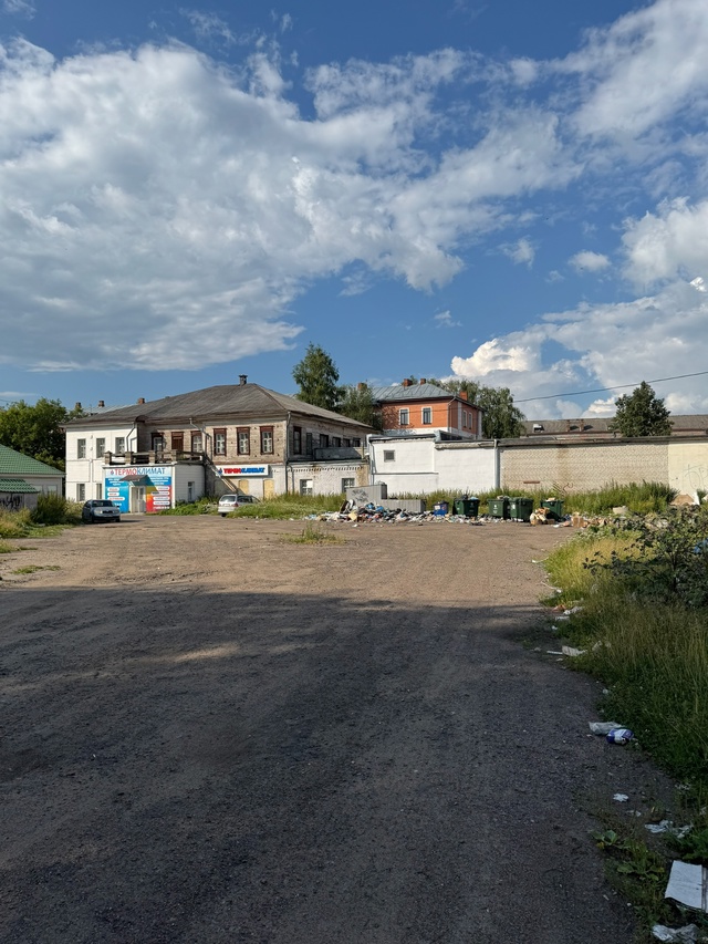 Рядом с единственным высшим учреждением Рыбинска тако...