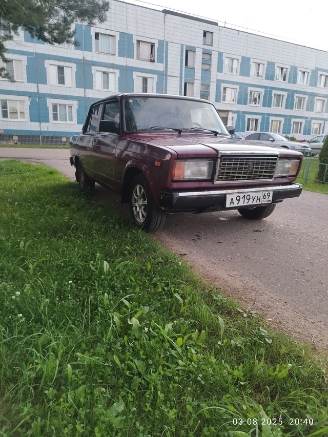 Продаю ВАЗ 2107 двигатель работает как часы, и очень бодр...