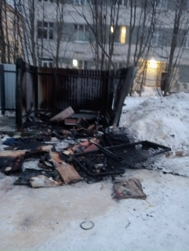 Кто то не дождался вывоза мусора,психанул немного.