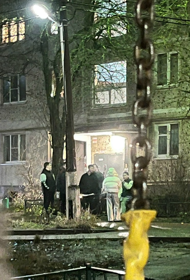 на улице 20 января дом 3 группа подростков взорвала во д?...