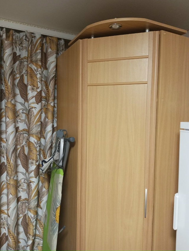 Отдам даром угловой шкаф с зеркалом, самовывоз.