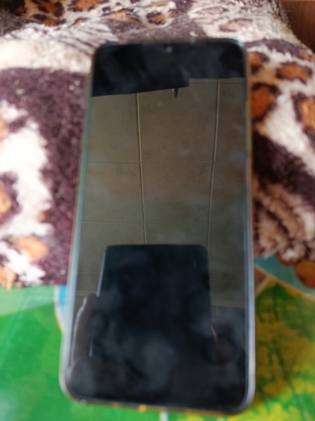 Чей телефон ?
Хозяин отзовись.
Найден сегодня утром у 6 ...