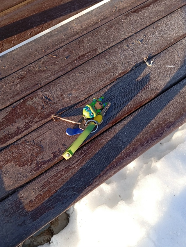 Чьи ключи, лежали на лавочке возле техникума. Обращайт?...