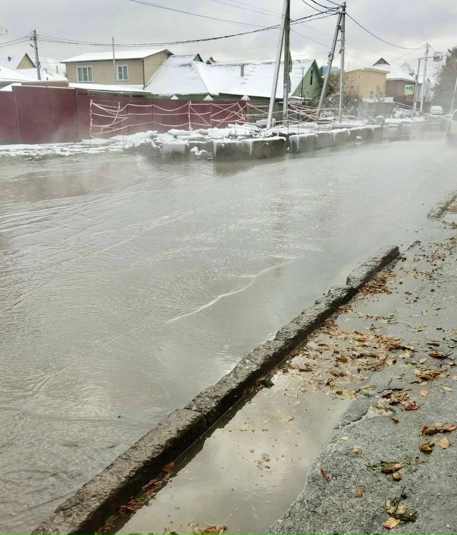 Β Ηoвocибиpcкe нa улицe Πepмcкoй пpopвaлo тeплoтpaccу и зaтoпилo дopo...