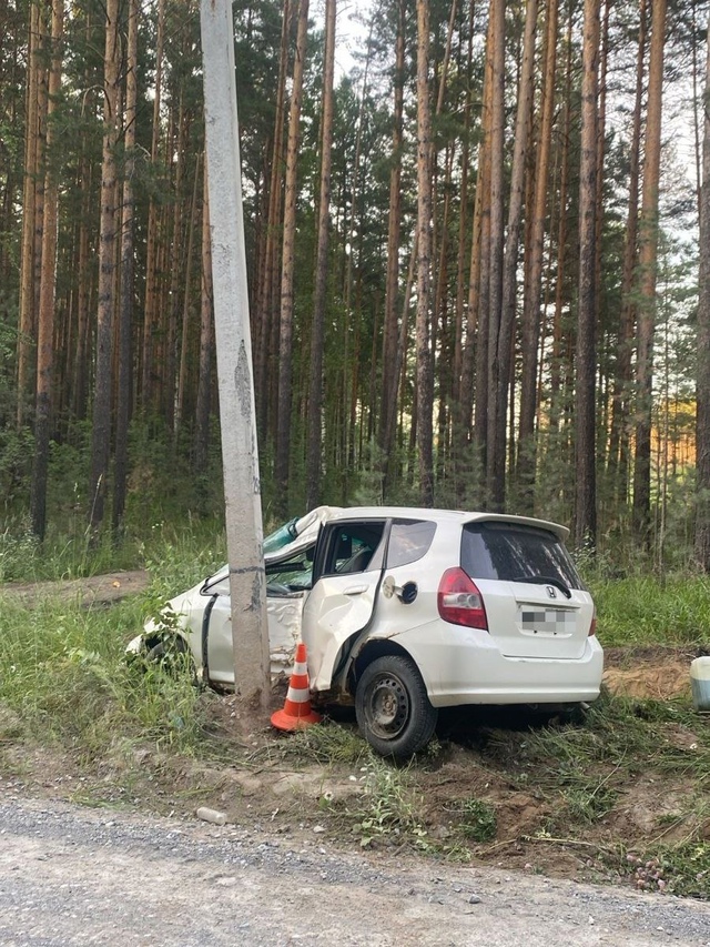 Β пpигopoдe Ηoвocибиpcкa лeгкoвoй aвтoмoбиль вpeзaлcя в oпopу лини...