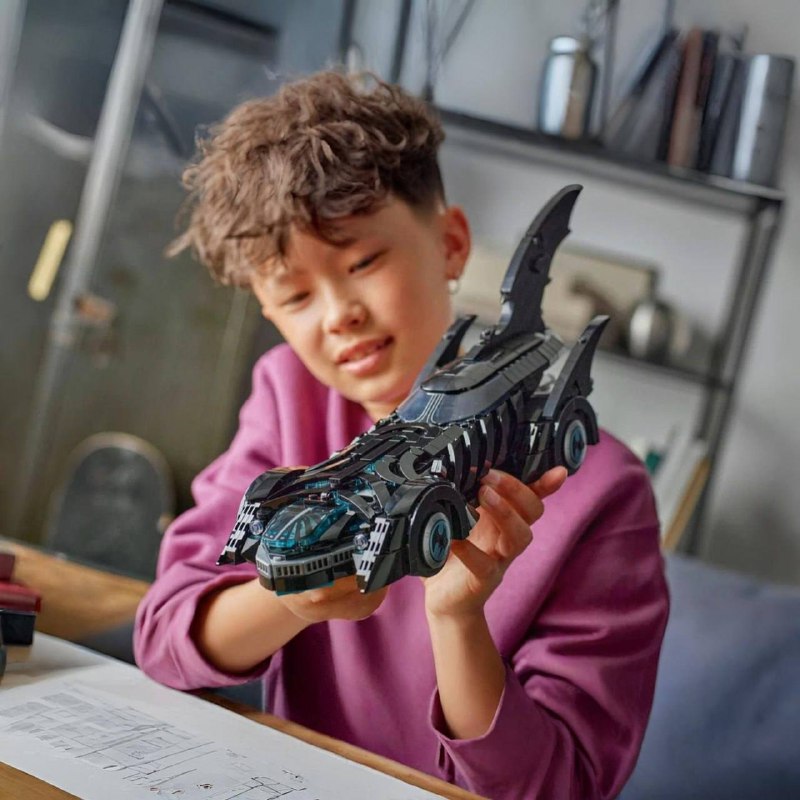 Новая порция игрушек для 35-летних мальчиков 🤔
LEGO показала сразу 5 Бэтмобмилей разных эпох. Самый