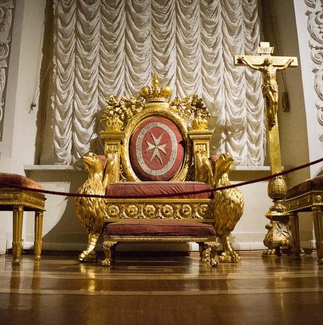 Эрмитаж подал в суд на посетителя, который повредил трон и скамью XVIII века, принадлежавшие Павлу I