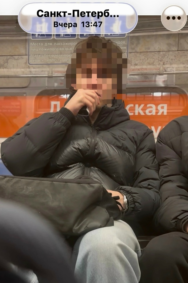 Хлопчик, рассевшись на два сидения, вызывающе посасыва...