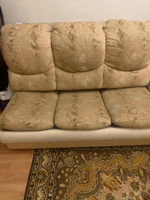 Отдам даром диван раскладной с матрасом.Самовывоз